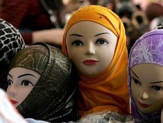 В Узбекистане мусульманок лишают одежды