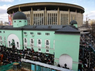 Более 50 прихожан Московской Соборной мечети задержаны полицией