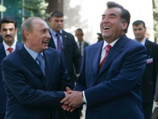 Путин подарил Рахмону на юбилей снайперскую винтовку
