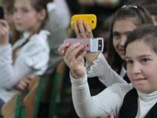 Чеченским школьникам запретили пользоваться мобильниками