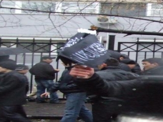 Черные флаги с арабской надписью пользуются спросом в Москве