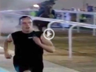Безногий инвалид обогнал арабского скакуна. Видео