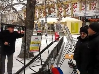 Крымские татары разгромили провокационную выставку
