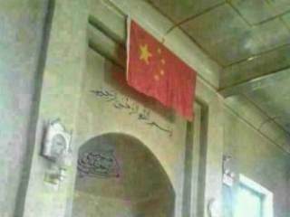 Размещение флага КНР в мечетях возмутило мусульман