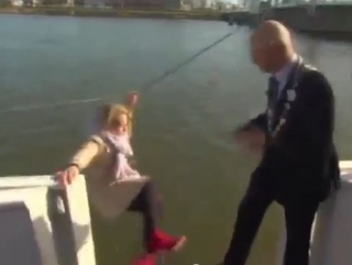 Журналистка во время репортажа искупалась в холодной воде (Видео)