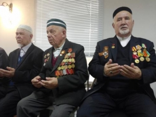 Ветераны-мусульмане пришли на пятничный намаз с орденами
