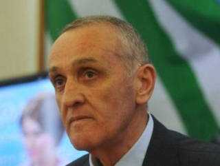 Президент Абхазии пока не собирается в отставку