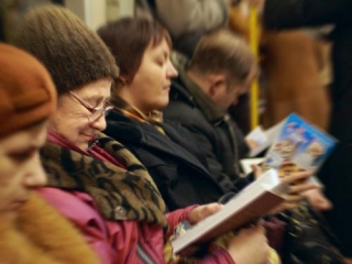 Читающие россияне предпочитают романы, треть — не читает вообще