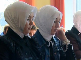 Школьницы не собираются отказываться от платка