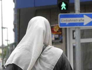 Немцы вчетвером набросились на мусульманку, сбитую ими на переходе
