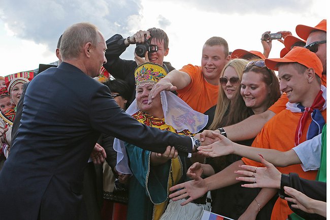 Путин поручил заняться разработкой российской идентичности
