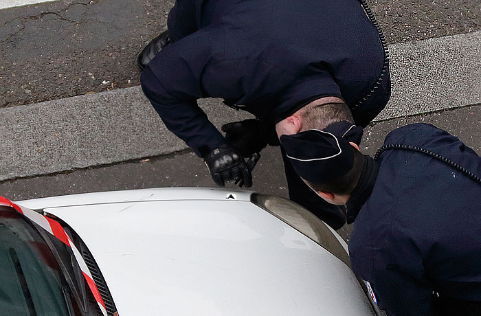 Налетчиков на редакцию Charlie Hebdo подвела рассеянность: они забыли документы в машине