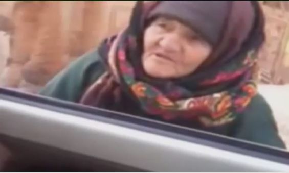 Боевики “Исламского государства” смеются над наставлениями пожилой сирийки. Видео