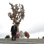 Председатель молодежного поколения" 7-го поколения" Тавдиряков Расул возле мемориала  в Беслане