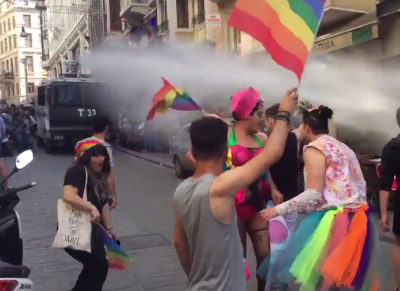 Участникам гей-парада в Стамбуле пришлось не сладко (Фото)