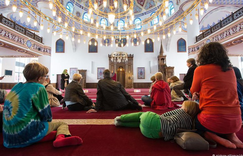 Немцы толпами устремились в мечети – зачем?