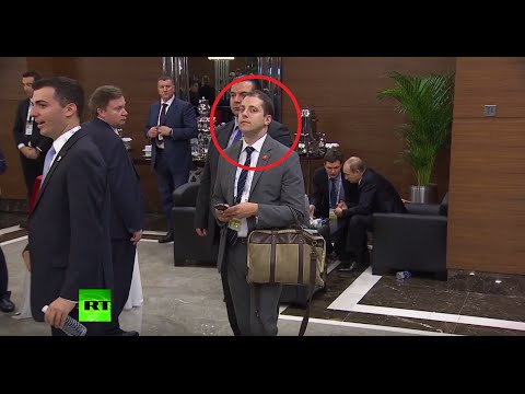 Странный незнакомец попал в объектив во время встречи Путина и Обамы (ВИДЕО)