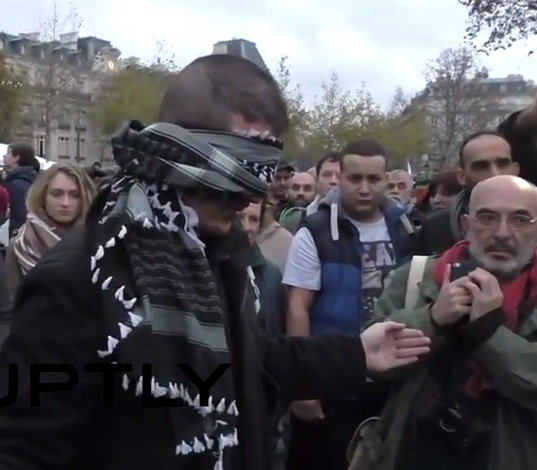 Реакция скорбящих парижан на мусульманина, предложившего обняться (ВИДЕО)
