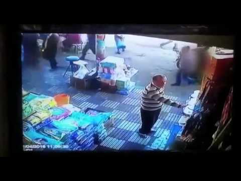 Пожилая марокканка отправила в нокаут сексуально озабоченного парня (ВИДЕО)
