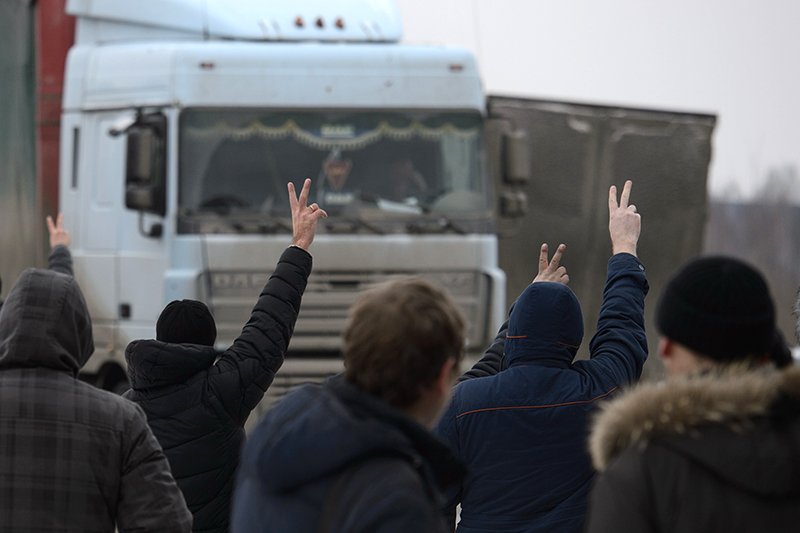 Протестующие под Москвой дальнобойщики сменили тактику (ФОТО)