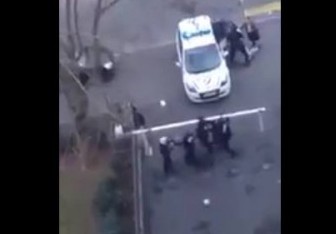 Полиция зверски избила мусульманку в хиджабе (ВИДЕО)