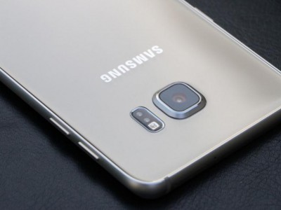 С новым смартфоном Samsung Galaxy S7 познакомились журналисты