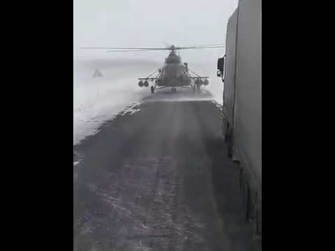 Казахские летчики совешили посадку на шоссе, чтобы уточнить дорогу у водителей (ВИДЕО 18+)