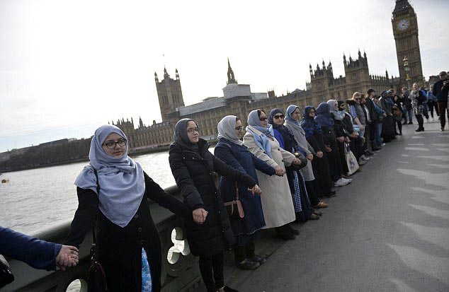 Женщины в хиджабах провели необычную акцию в центре Лондона