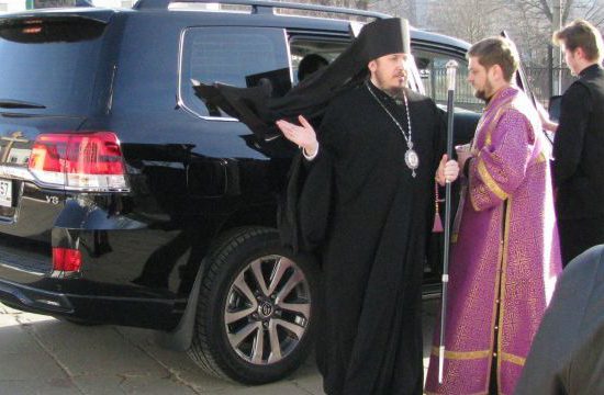 В Российской Федерации епископ пригрозил СМИ уголовным делом за статью о его машине