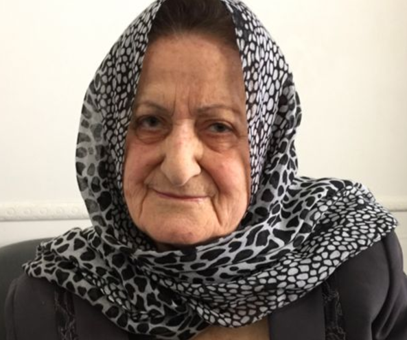 81-летняя Зейнаб со степенью кандидата наук работает мусорщицей – почему?