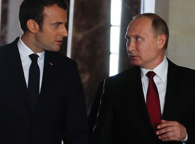 Charlie Hebdo поиздевался над Макроном на встрече с Путиным