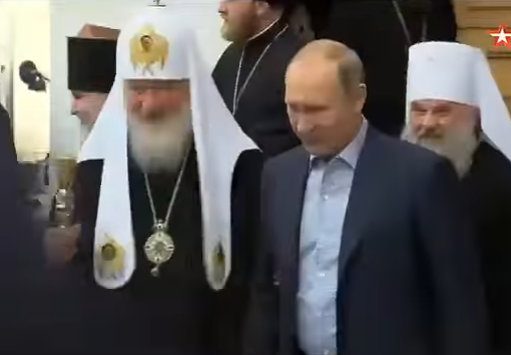 Путин дважды оттолкнул патриарха Кирилла, пытавшегося взять его под руку (ВИДЕО)