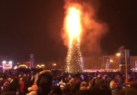 На Сахалине сгорела главная елка острова