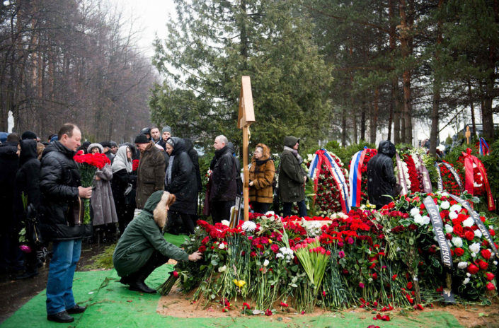 Могут ли родственники-мусульмане участвовать в немусульманских похоронах?