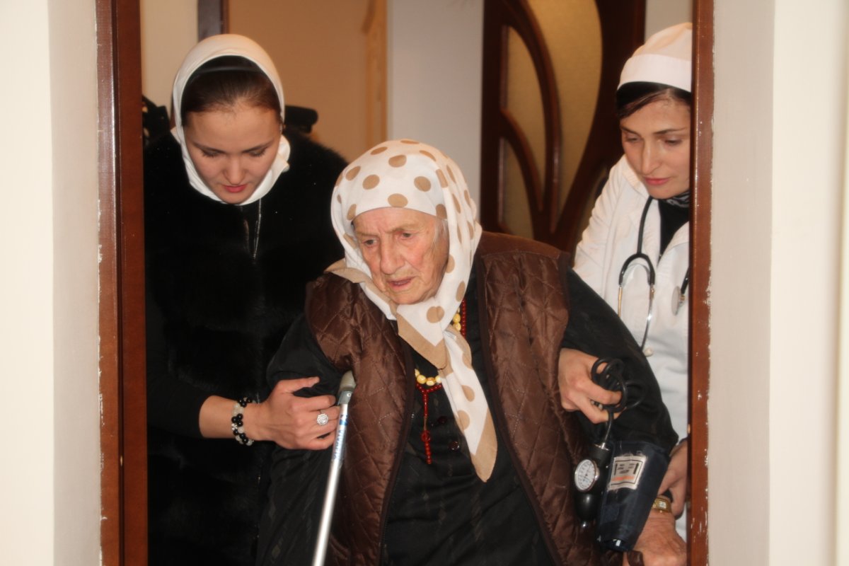 Власти Чечни спасли из ужасающей ситуации 104-летнюю женщину, приехавшую из Иордании