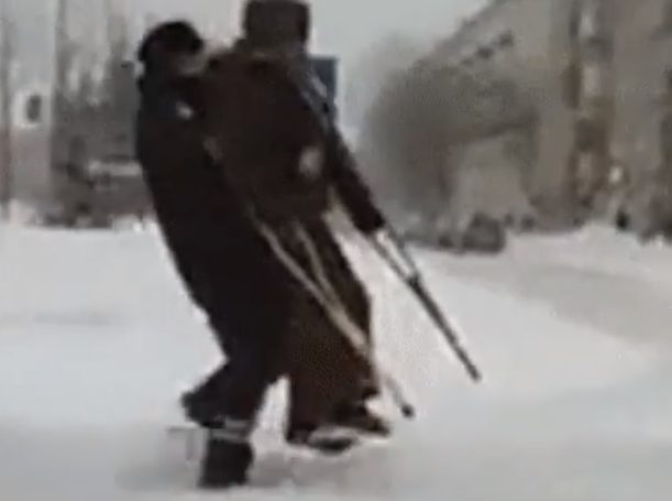 Видео с полицейским и инвалидом после снегопада в Казани покорило Сеть