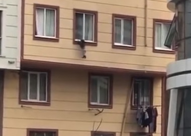 Двухлетний мальчик в Турции упал с высоты, но произошло чудо (ВИДЕО)