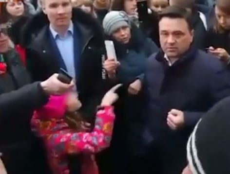 Девочка взорвала Сеть, показав губернатору Подмосковья жест, имитирующий перерезание горла (ВИДЕО)