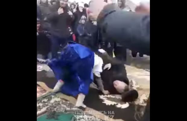 Две пожилые казашки сошлись на борцовском ковре во время празднования Навруза