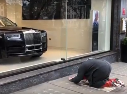 Чичваркин совершил необычный намаз на улице Лондона (ВИДЕО)