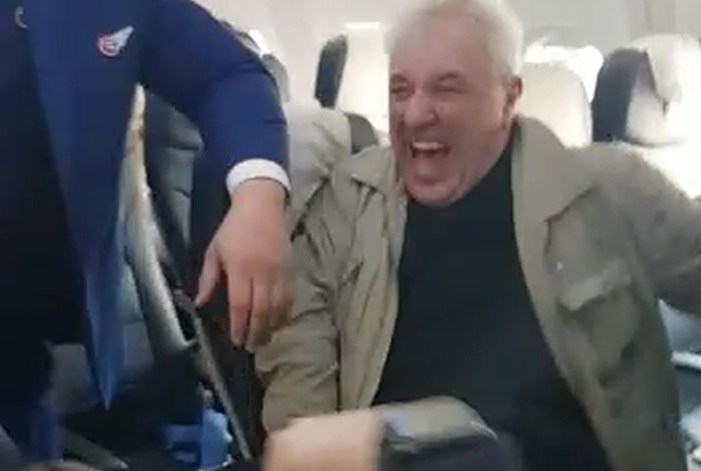 СКР заинтересовался пьяным дебоширом на авиарейсе Екатеринбург-Анталья (ВИДЕО)