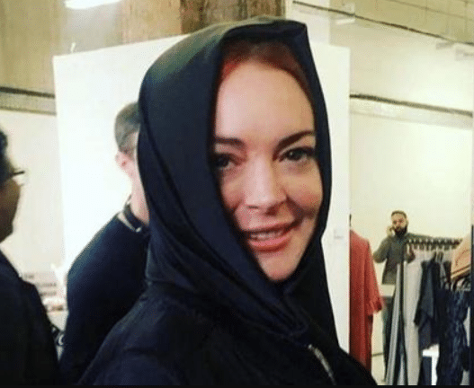 Раскрыта загадка хиджаба на голове Линдси Лохан