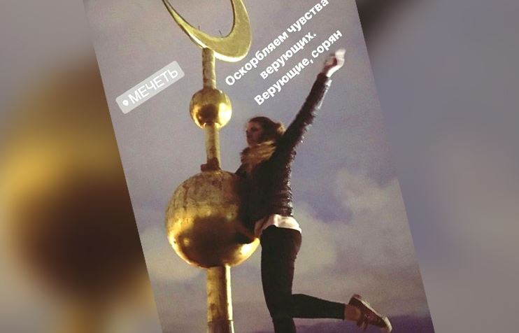 Сэлфи с полумесяцем. Руфер залезла на купол Соборной мечети Петербурга