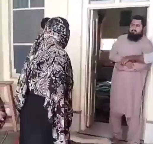 Пакистанка палкой перевоспитала муллу-извращенца (ВИДЕО 18+)