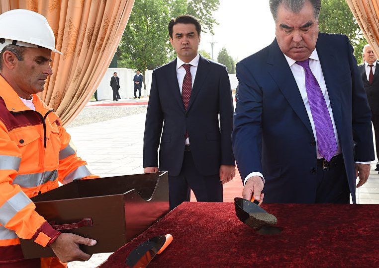Рахмон с помпой принял участие в церемонии в Исламском институте