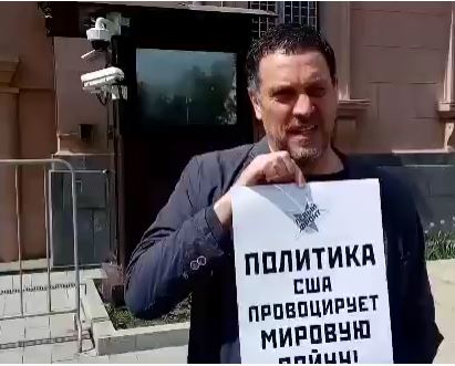 Удальцов и Шевченко провели одиночные пикеты у посольства США (ВИДЕО)