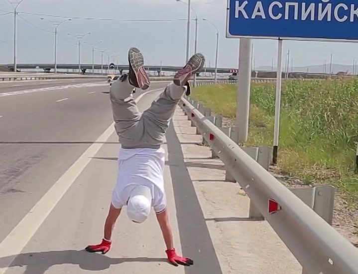 Тряхнул стариной. Пожилой дагестанец прошел на руках от Каспийска до Махачкалы (ВИДЕО)
