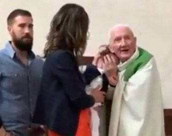 Священник-членовредитель “успокоил” младенца и разгневал весь мир (ВИДЕО)