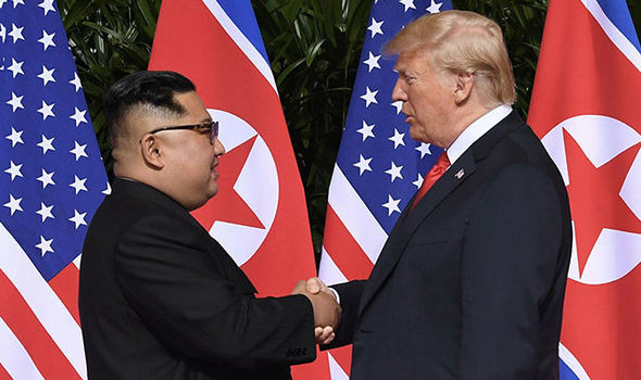Трамп показал Ким Чен Ыну своего “Зверя” и несколько раз пожал руку (ВИДЕО)