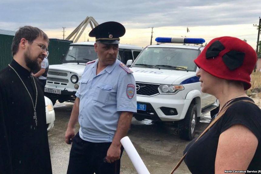 Полиция жестко пресекла пикет против строительства церкви в парке Махачкалы